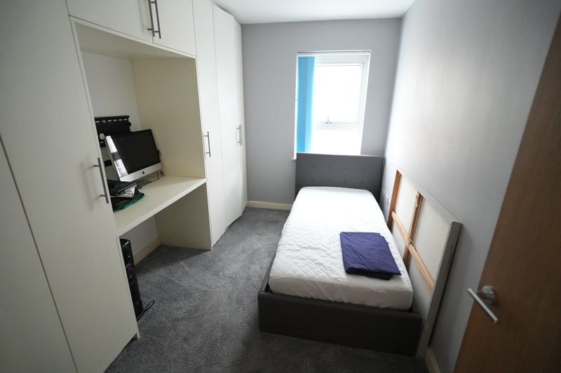 Photo 1: Single room