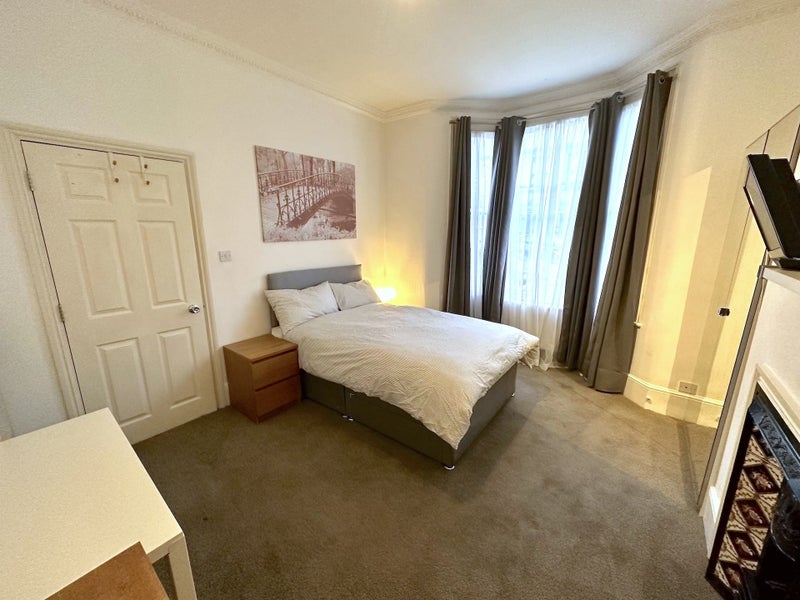 Photo 1: Double Bedroom