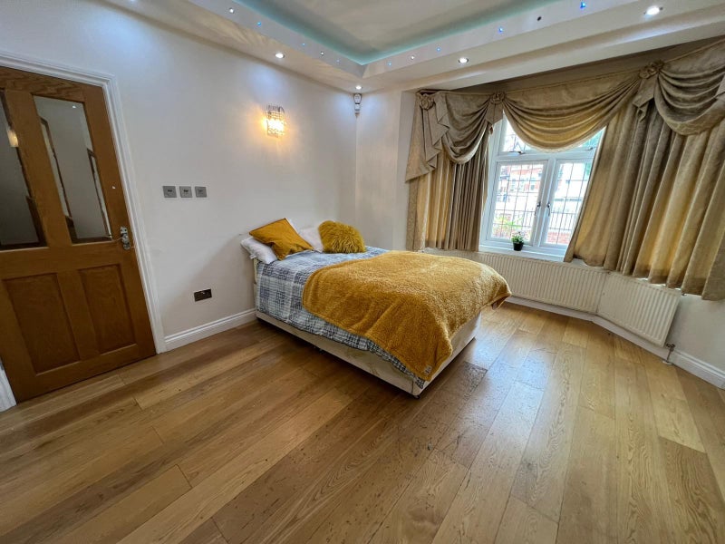 Photo 1: Master Room 1 available from 26 May (£770)