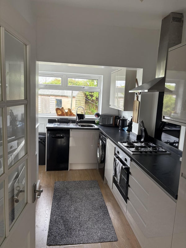 Photo 4: Kitchen