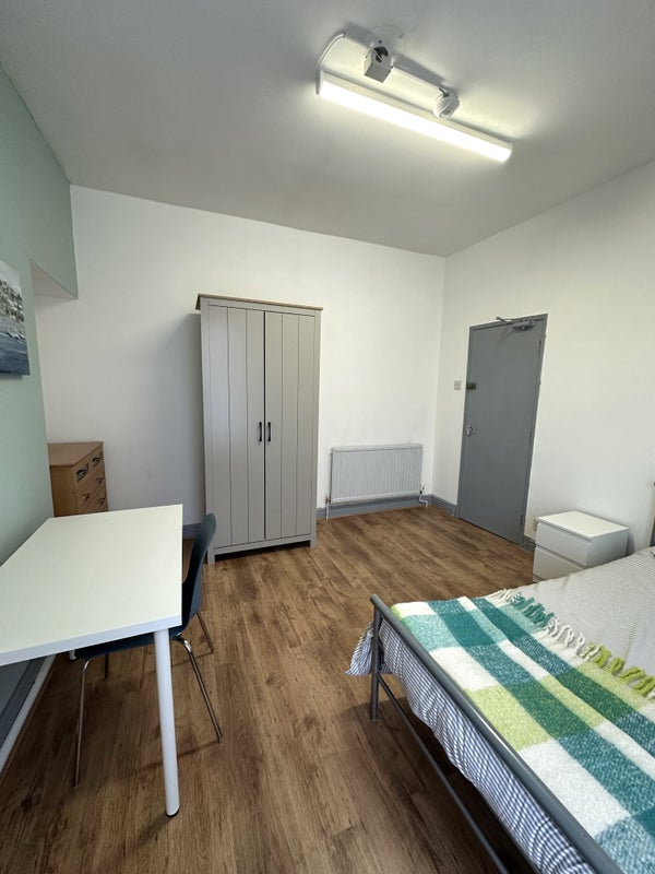 Photo 1: room 4