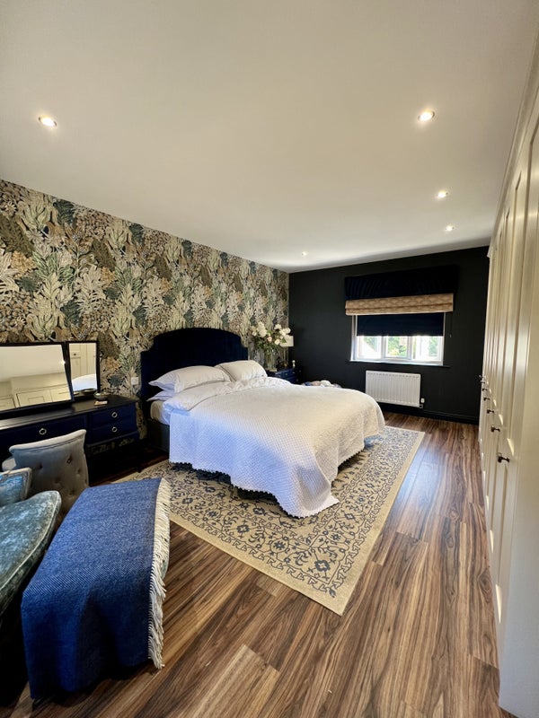 Photo 1: Large double bedroom