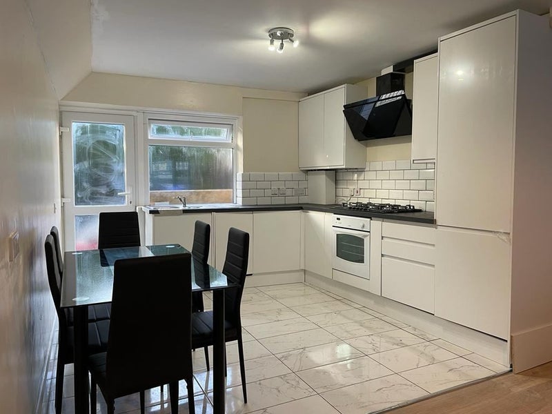 Photo 2: Kitchen