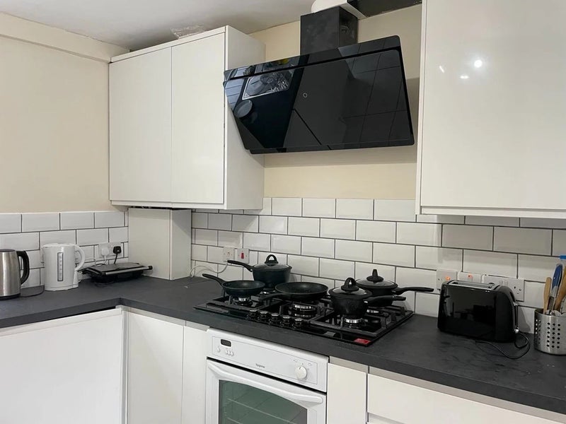 Photo 3: Kitchen