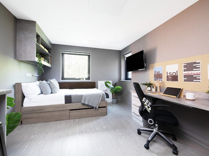 Photo 1: Image of the silver studio