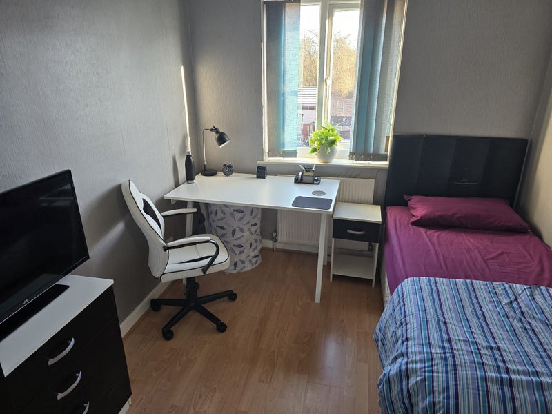 Photo 1: Furnished single bedroom