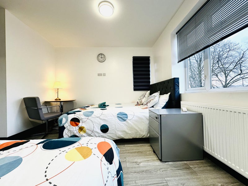 Photo 1: Ensuite Double Room