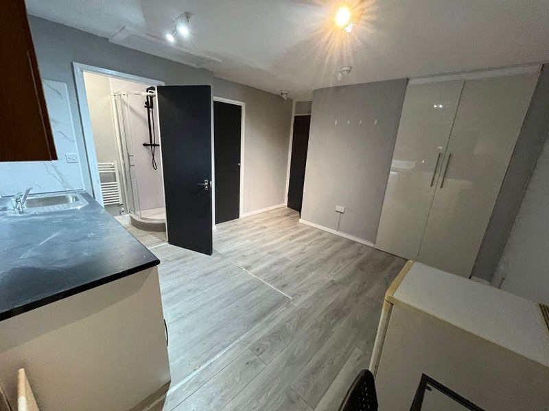 Photo 1: Studio 5