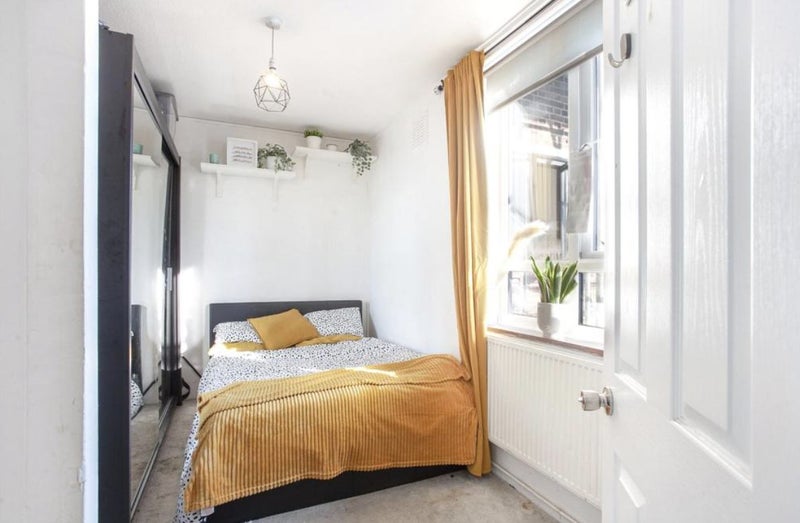 Photo 1: Bedroom 1 (ensuite)