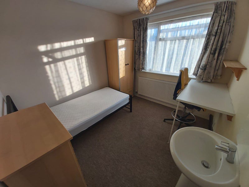 Photo 1: Bedroom 4