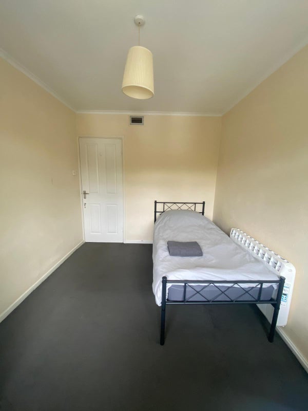 Photo 1: 1 Single bed, good heating