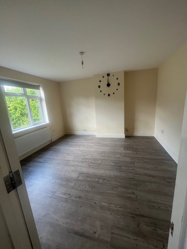 Photo 1: Living room /unfurnished 