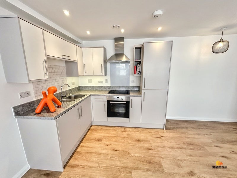 Photo 1: Kitchen area