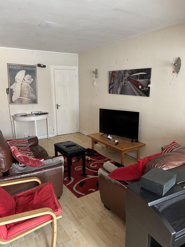 Photo 1: Sitting area