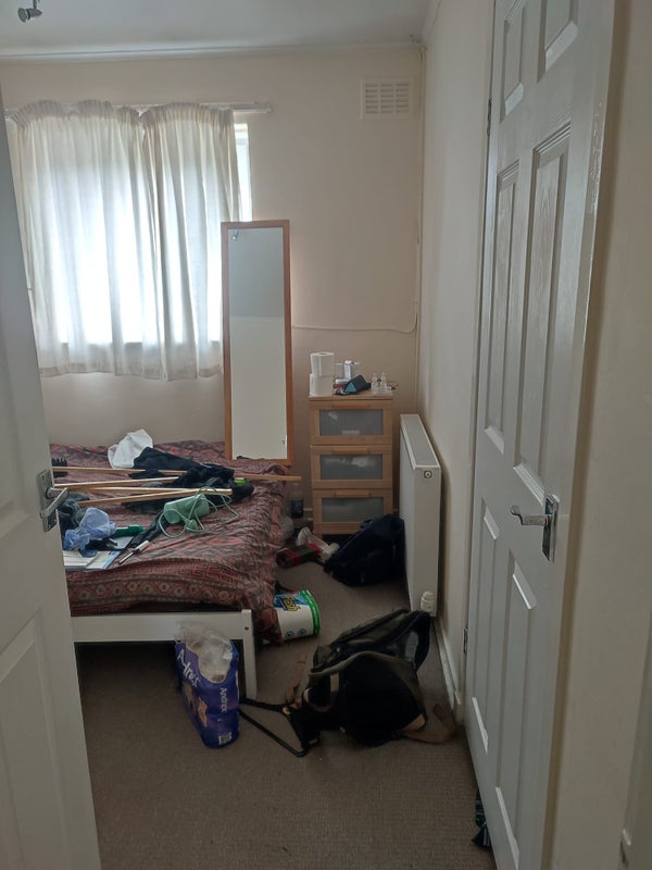 Photo 1: Bedroom for rent untidy due to flatmate moving.