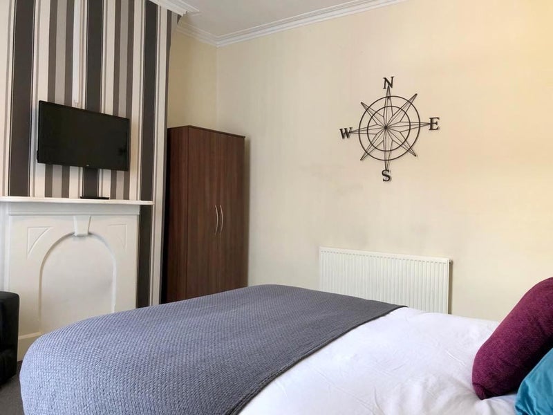 Photo 1: Room 4