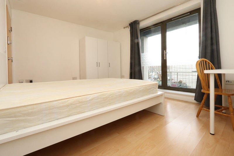 Photo 1: Room 1: 315£ a week - Double room couples are welcome with balcony - 1365£ a month