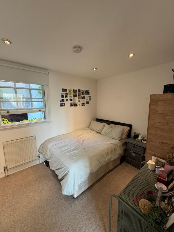 Photo 1: Double bedroom