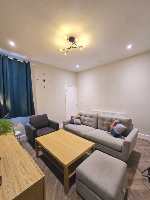 Photo 1: Cosy communal area