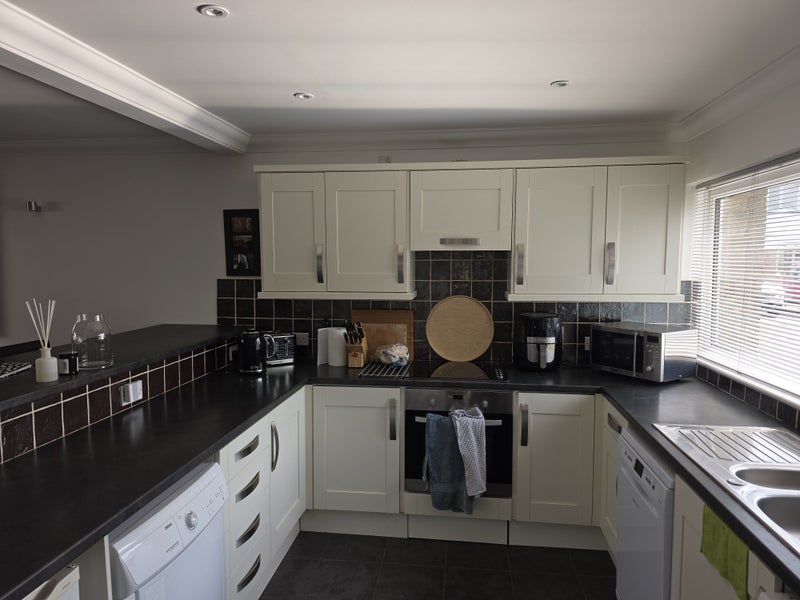 Photo 1: KITCHEN