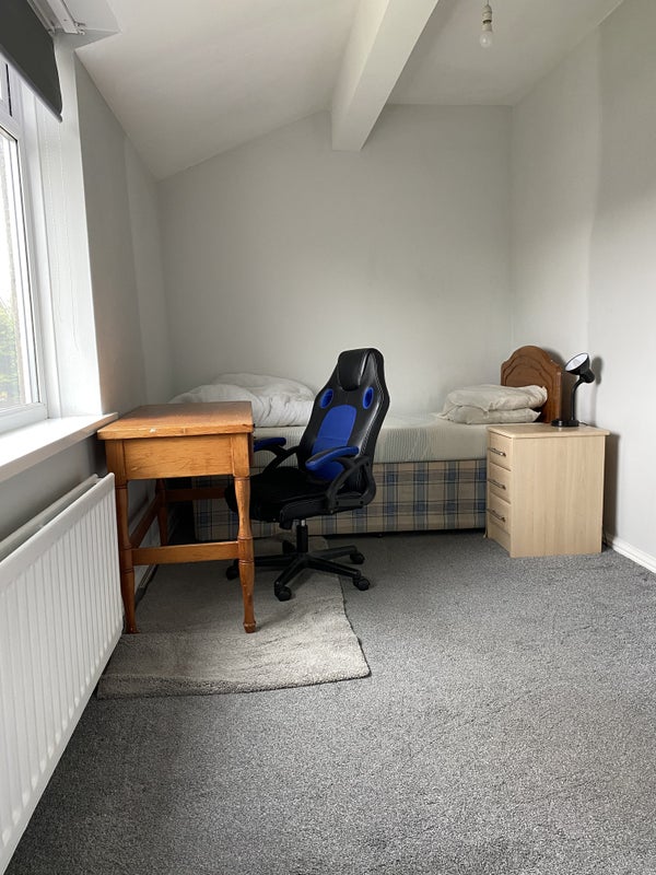 Photo 1: Furnished Room