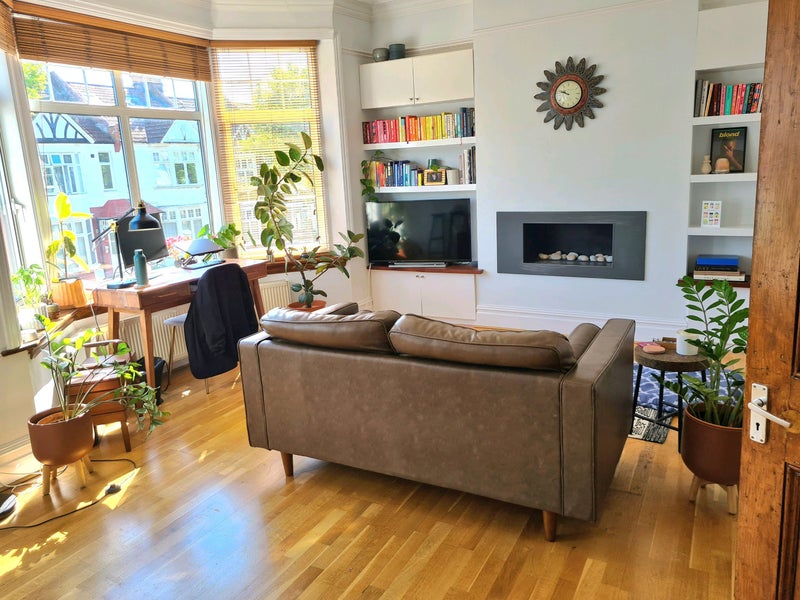 Photo 1: Lounge
