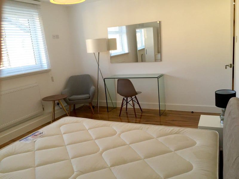 Photo 1: Bedroom 2 £1000PCM - available 22/07/2025