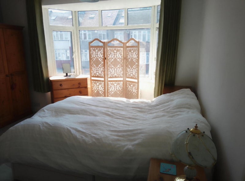 Photo 1: Front bay window bed1