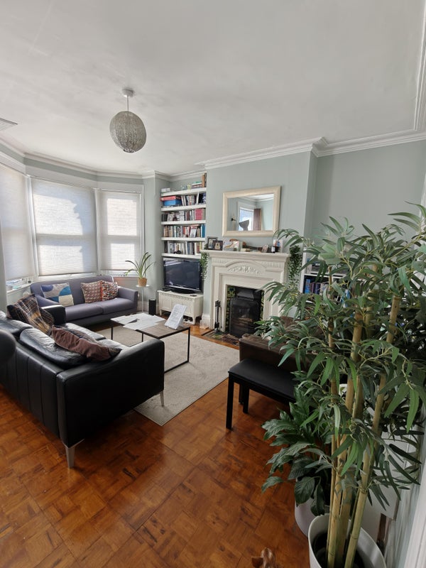 Photo 1: Shared lounge - furnished 