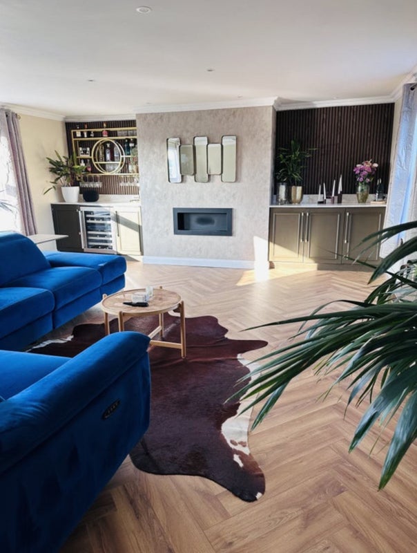 Photo 1: living room 