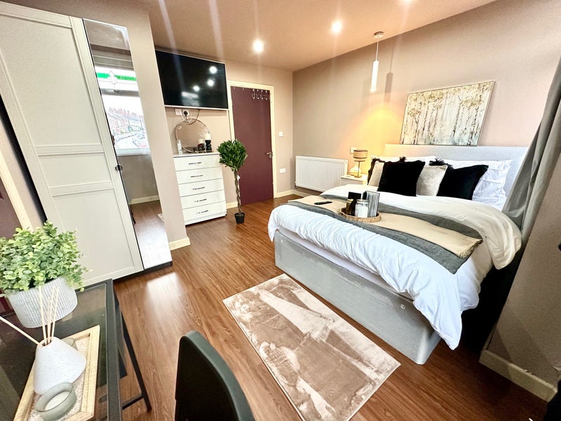 Photo 1: Room 1