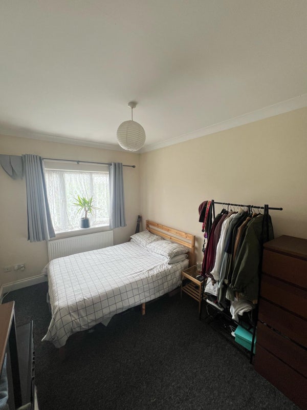 Photo 1: Double bedroom