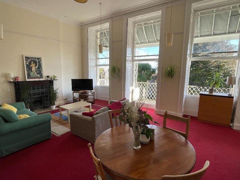 Photo 1: Spacious living room