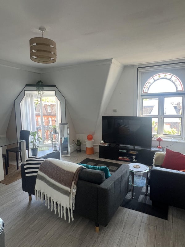 Photo 1: Living room 