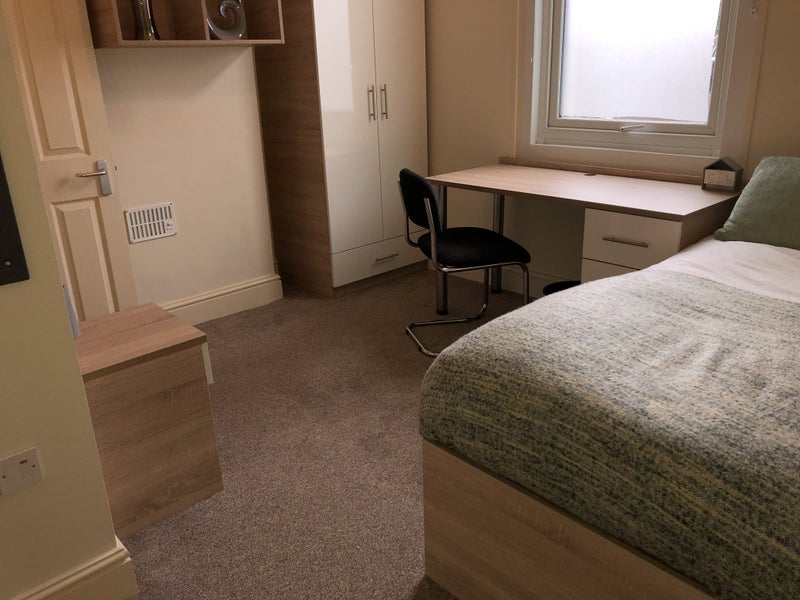 Photo 1: Room 1