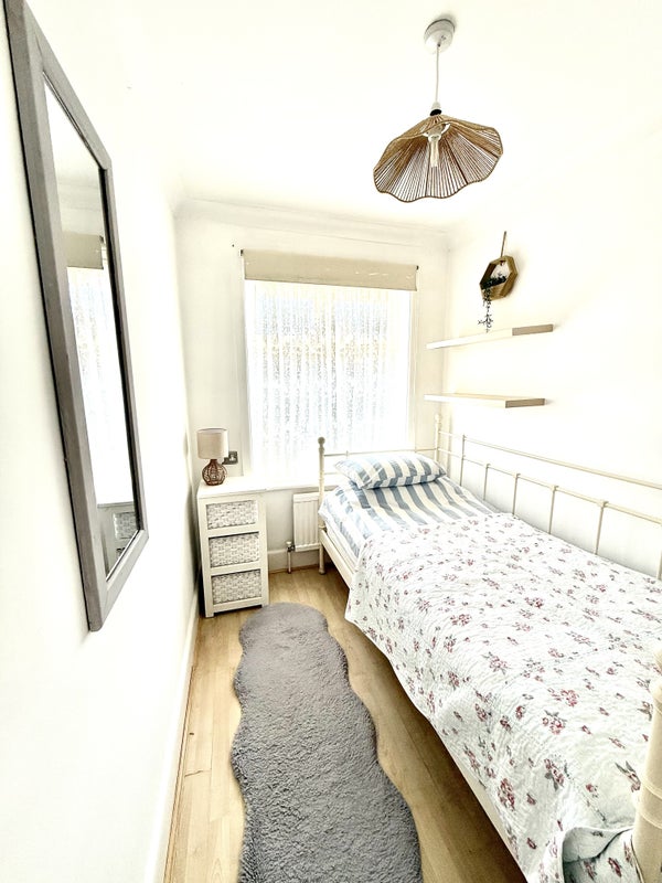 Photo 1: Single room