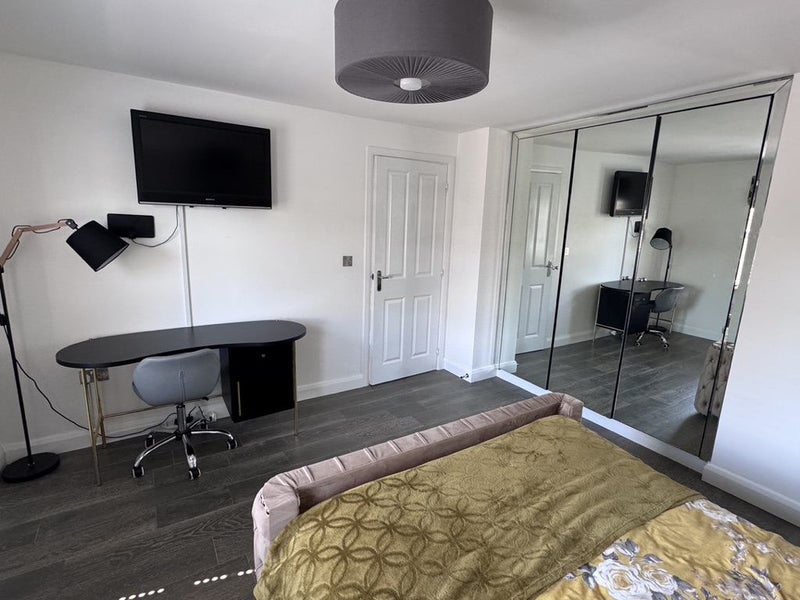 Photo 1: Double Bed to rent