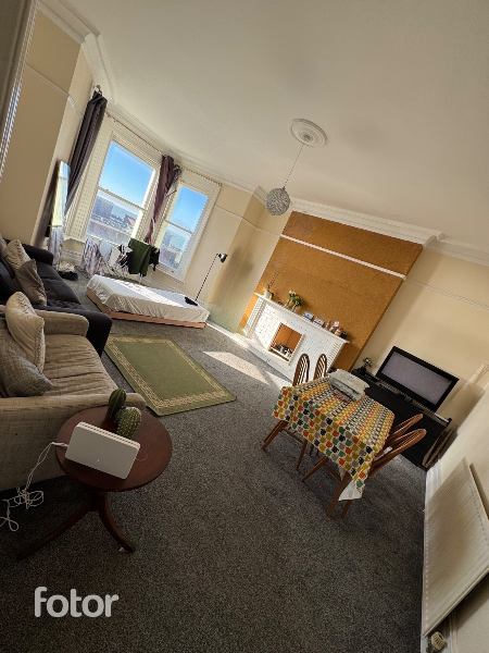 Photo 1: Spacious Lounge