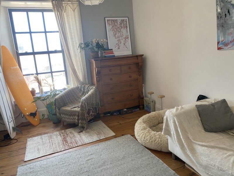 Photo 1: Living room 