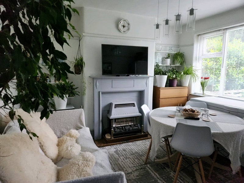 Photo 1: lounge