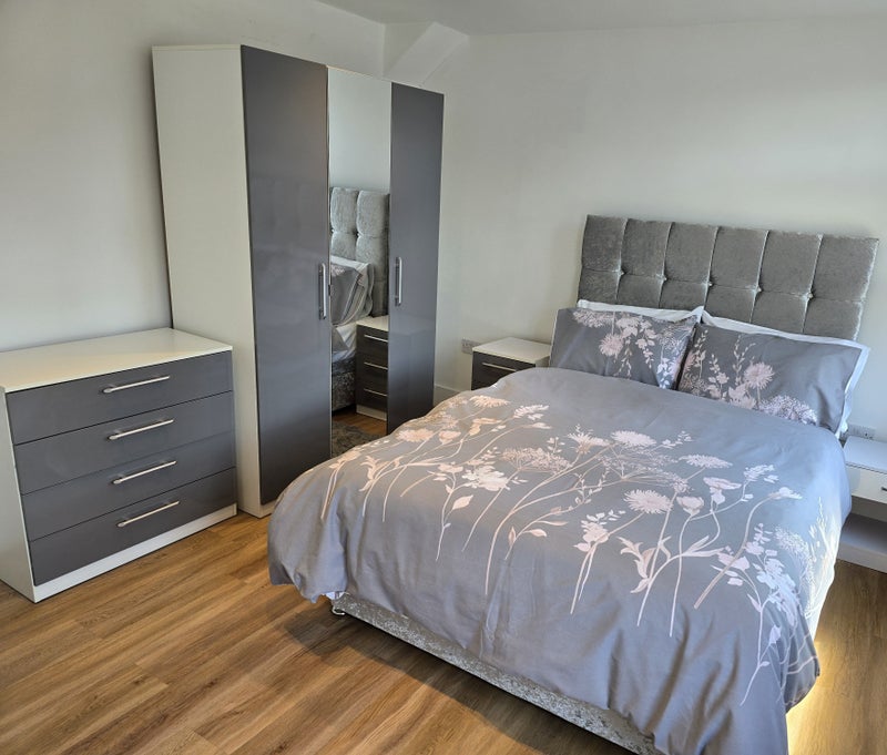 Photo 1: Large Double Room