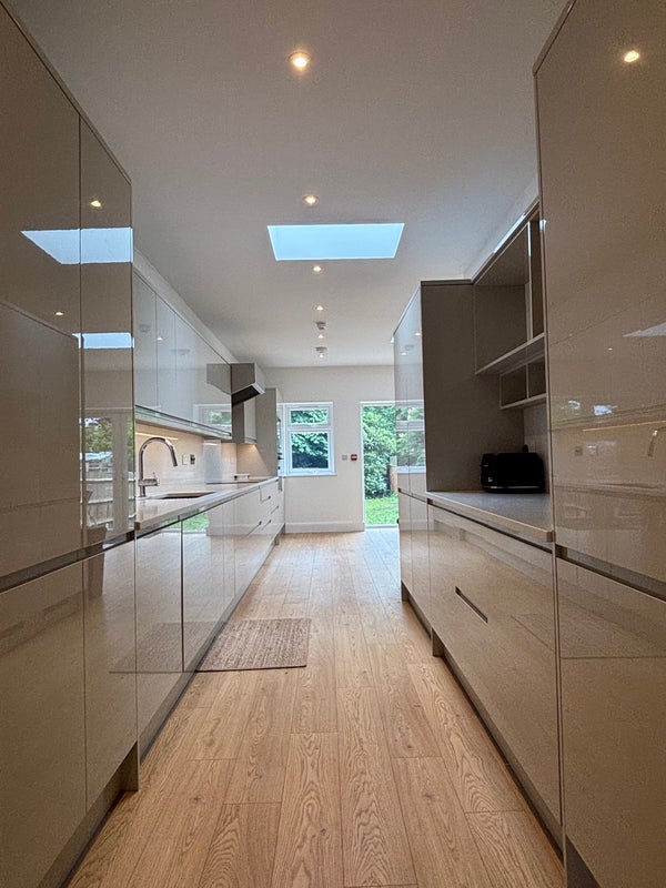 Photo 1: Kitchen area 