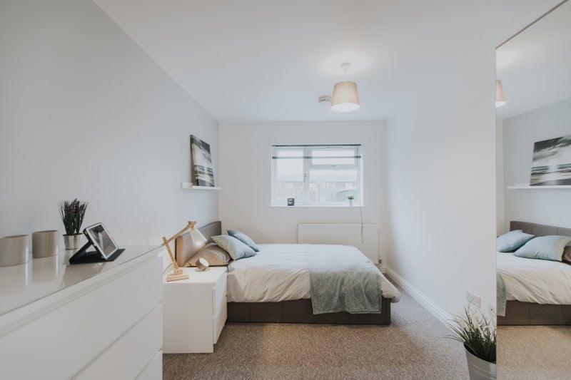 Photo 1: Great Spacious Room