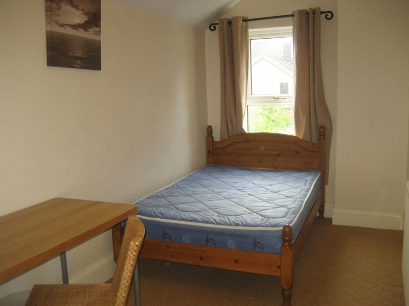 Photo 1: Bedroom 3