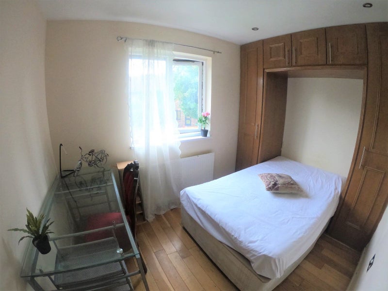 Photo 1: Room 4- £700 Available Now
