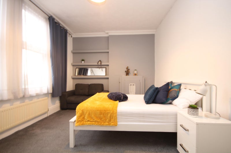 Photo 1: ROOM 3 £975 AVAILABLE 01/10/25