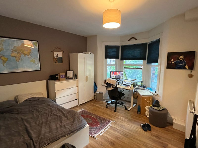 Photo 1: very spacious ensuite!