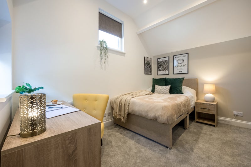 Photo 1: Large Double Bedroom with Private En-Suite ✨