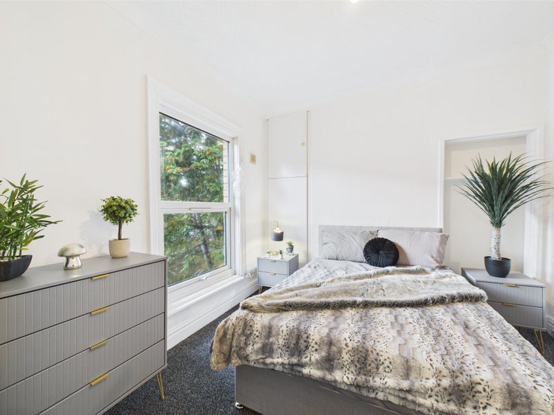 Photo 1: Room 4 