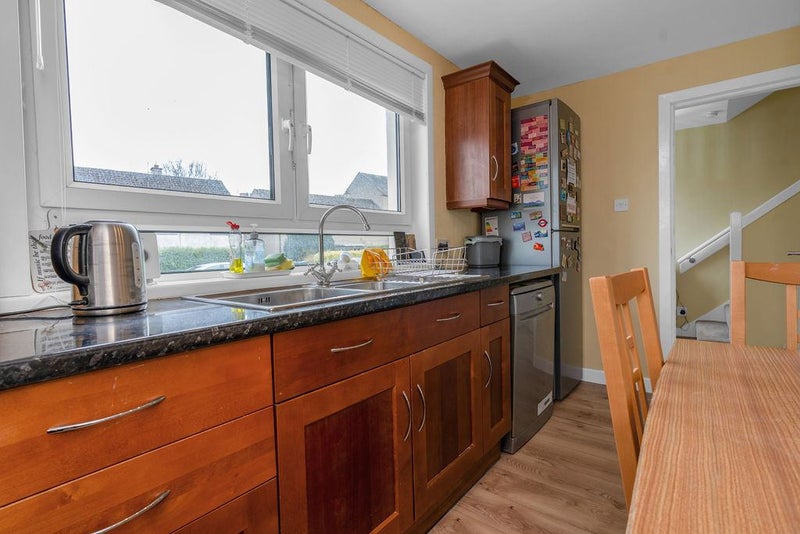 Photo 7: Kitchen
